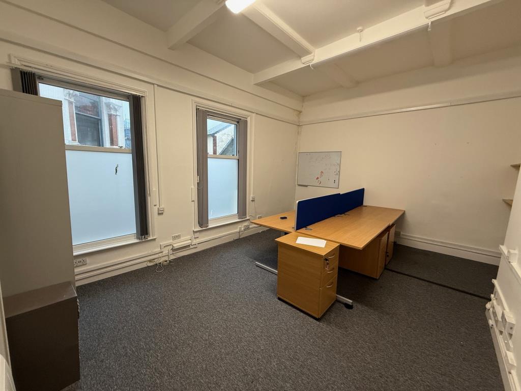 Lot: 70 - TOWN CENTRE COMMERCIAL PROPERTY - First look office towards the front of the building